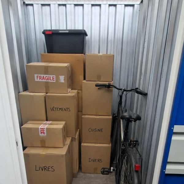 Box de stockage 7 m³ avec cartons et meubles pour visualiser la capacité de stockage